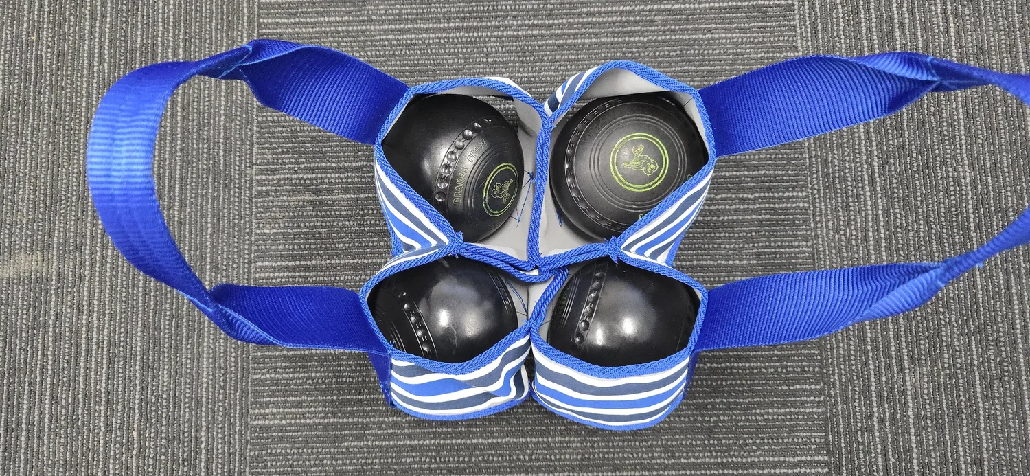 Canvas lawn bowls carry bag holding four bowls
